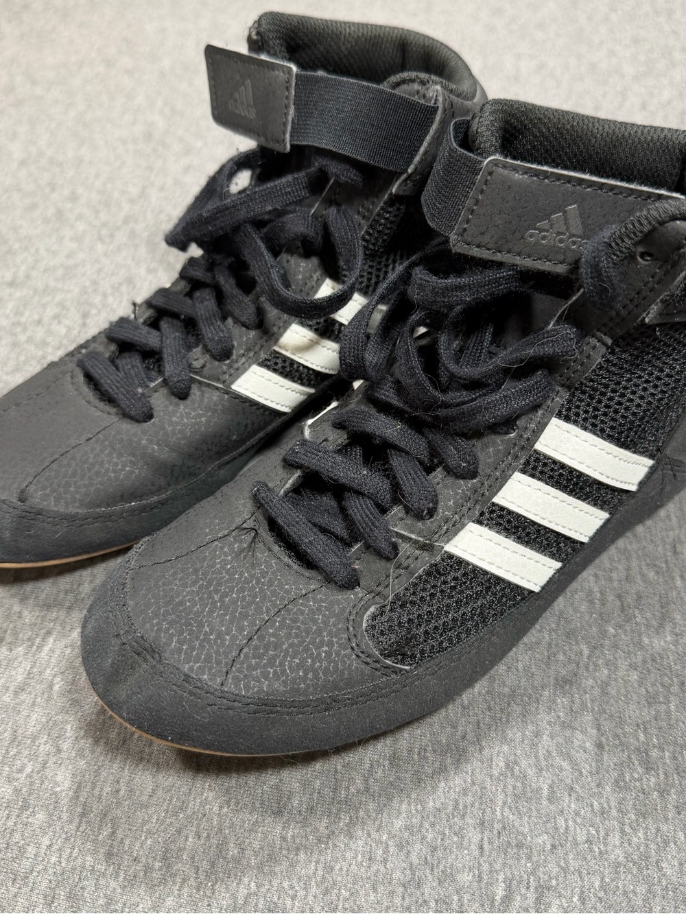 adidas boys Size 2 Black Lace Up Mid Top Wrestling Shoes YYJ606004